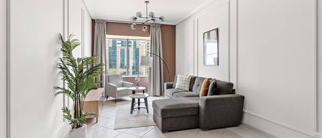 2 عدّة غرف نوم وأغطية فراش متميزة وخزنة داخل الغرفة ومكتب