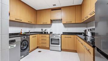 21st Century 808 | Cozinha privada | Geladeira, micro-ondas, fogão, cooktop