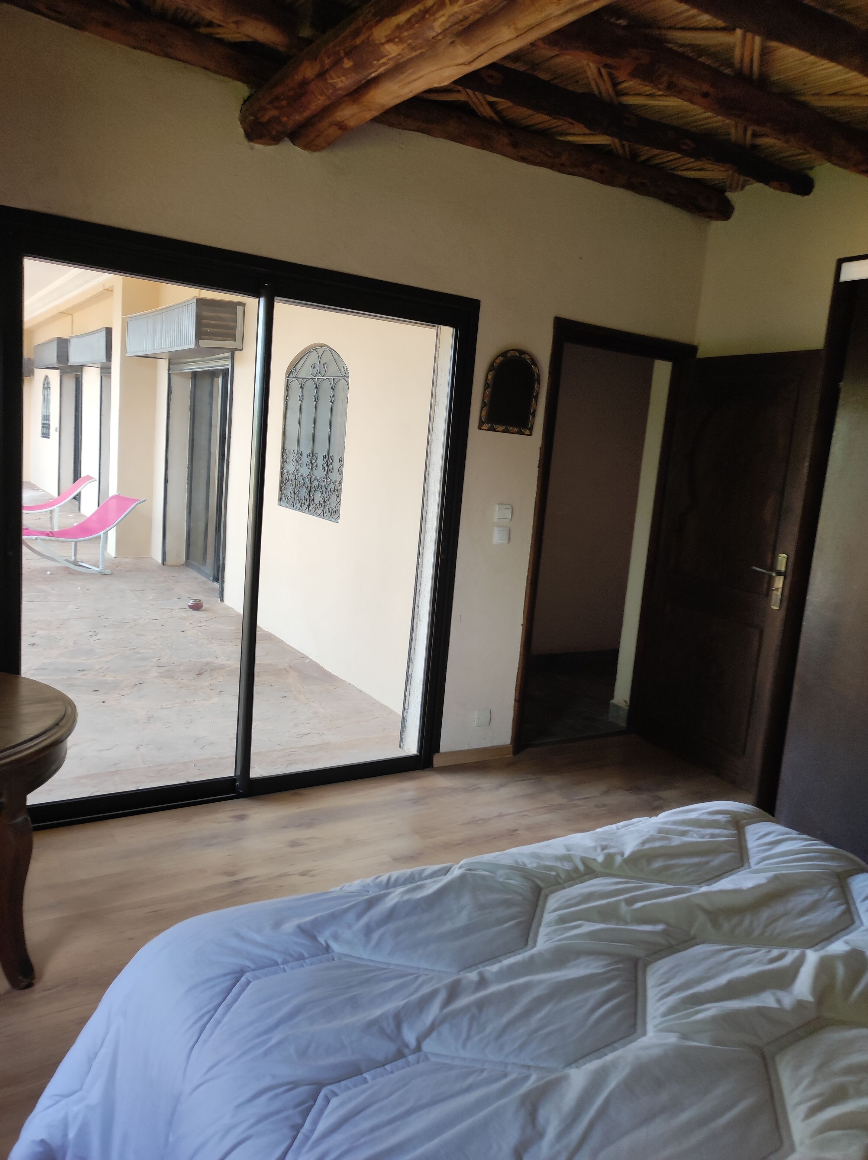 4 slaapkamers, een strijkplank/strijkijzer, reisbedje, gratis wifi