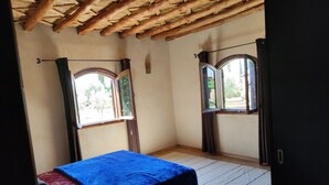 A bedroom with a bed, two windows, a wooden ceiling, and a view of the outdoors. - Maison Avec Piscine Privée, Jardin Arboré, Parking Clos à 2 kms D'amizmiz (Amizmiz)