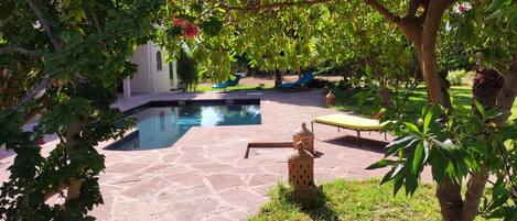 Una piscina al aire libre