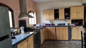Fridge, oven, dishwasher, coffee/tea maker