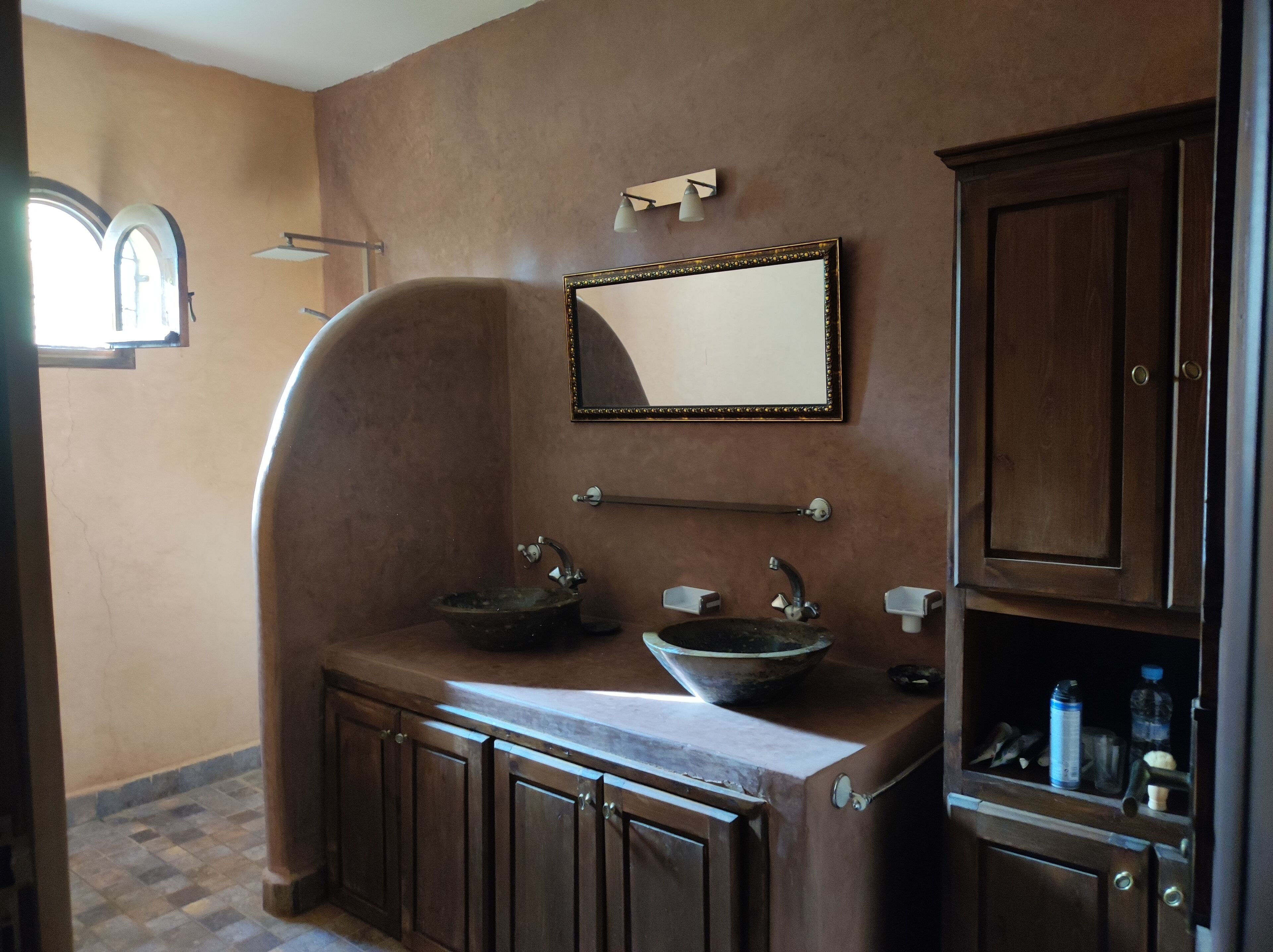 Een douche, een haardroger, handdoeken, toiletpapier