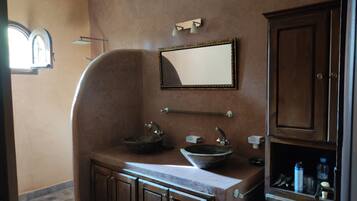 Suihku, hiustenkuivaaja, pyyhkeet, vessapaperi