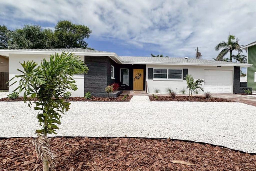Updated Cozy & Tropical Home / 2 Miles to Beach / Quiet Neighborhood