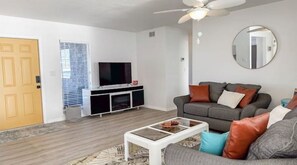 Smart TV, chimenea y libros