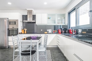 Kühlschrank, Mikrowelle, Ofen, Geschirrspüler