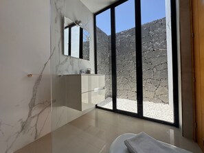 Badewanne, Haartrockner, Handtücher