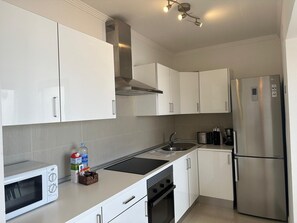 Kühlschrank, Mikrowelle, Ofen, Wasserkocher mit Kaffee-/Teezubehör