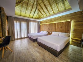 Una habitación con dos camas, un escritorio y una silla.