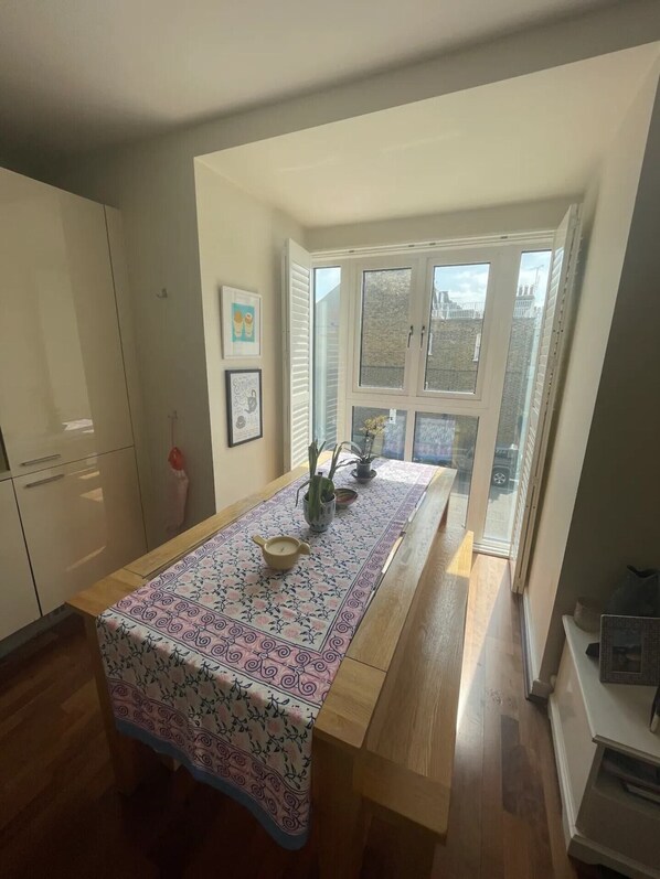 Apartamento básico, 1 cama de casal | 1 quarto, espaço de trabalho para notebook