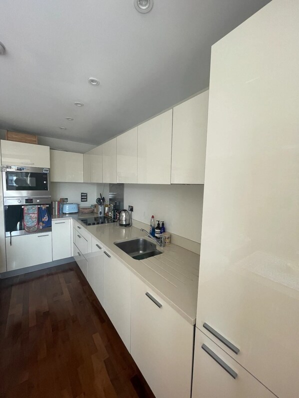 Apartamento básico, 1 cama de casal | Cozinha privada | Geladeira, micro-ondas, fogão, cooktop