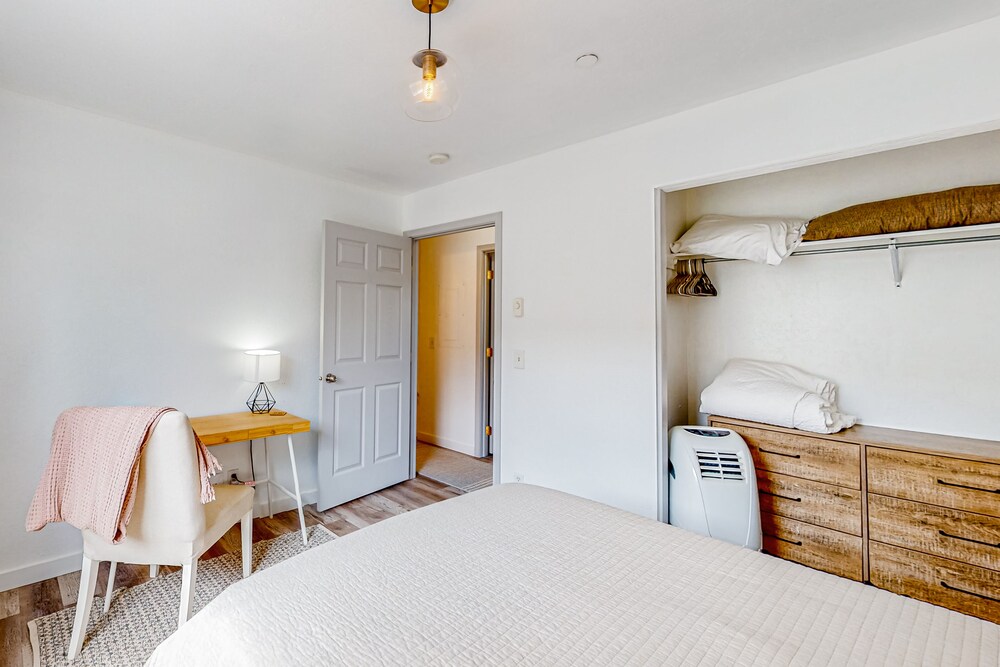 Threestory condo with mountain views right downtown walk to the lake