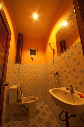 Basic Room | Bathroom