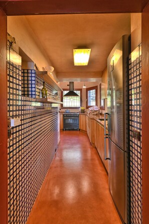 冷蔵庫、オーブン、コンロ、食器洗い機