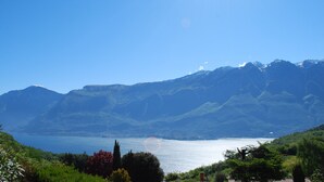 Paisagem montanhosa com um lago e céu azul límpido.