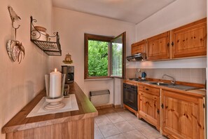 冷蔵庫、オーブン、コーヒー / ティーメーカー、電気ポット