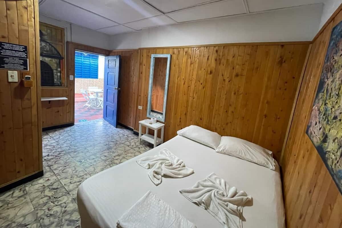 Standaard kamer, 1 tweepersoonsbed, airconditioning, op benedenverdieping | Hypoallergeen beddengoed, een strijkplank/strijkijzer, gratis wifi
