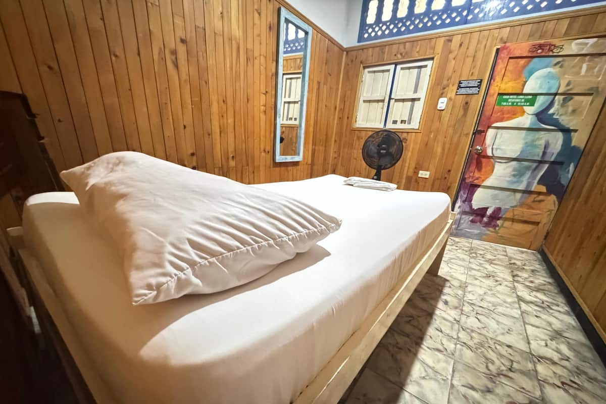 Hypo-allergenic bedding, iron/ironing board, free WiFi, bed sheets