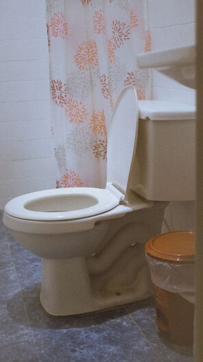 Classic Twin Room, Mixed Dorm, Non Smoking, Ensuite | Bathroom | Shower, bidet, towels, soap - Hostal Luna Llena  (Cartagena)