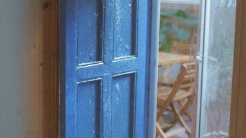 Ropa de cama hipoalergénica y tabla de planchar con plancha