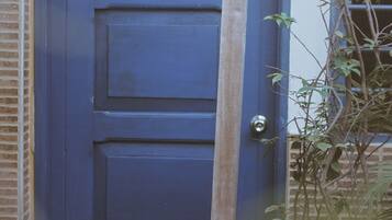 Ropa de cama hipoalergénica y tabla de planchar con plancha