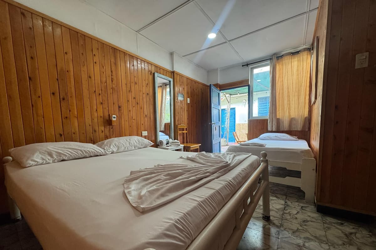 Hypo-allergenic bedding, iron/ironing board, free WiFi, bed sheets