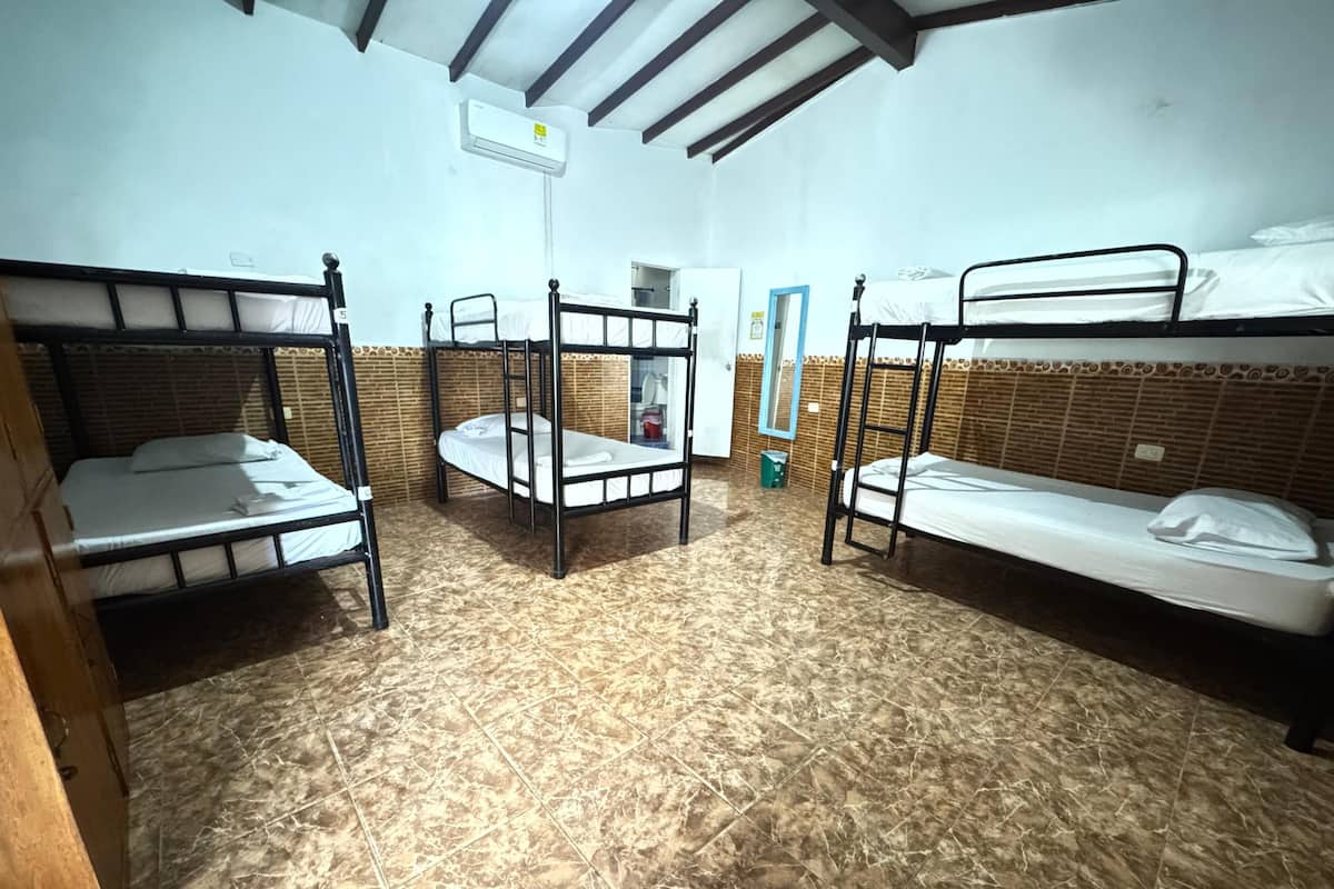 Hypo-allergenic bedding, iron/ironing board, free WiFi, bed sheets