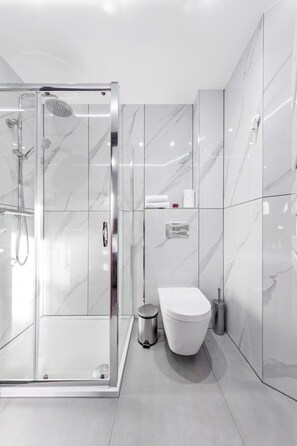 淋浴设施、吹风机、毛巾