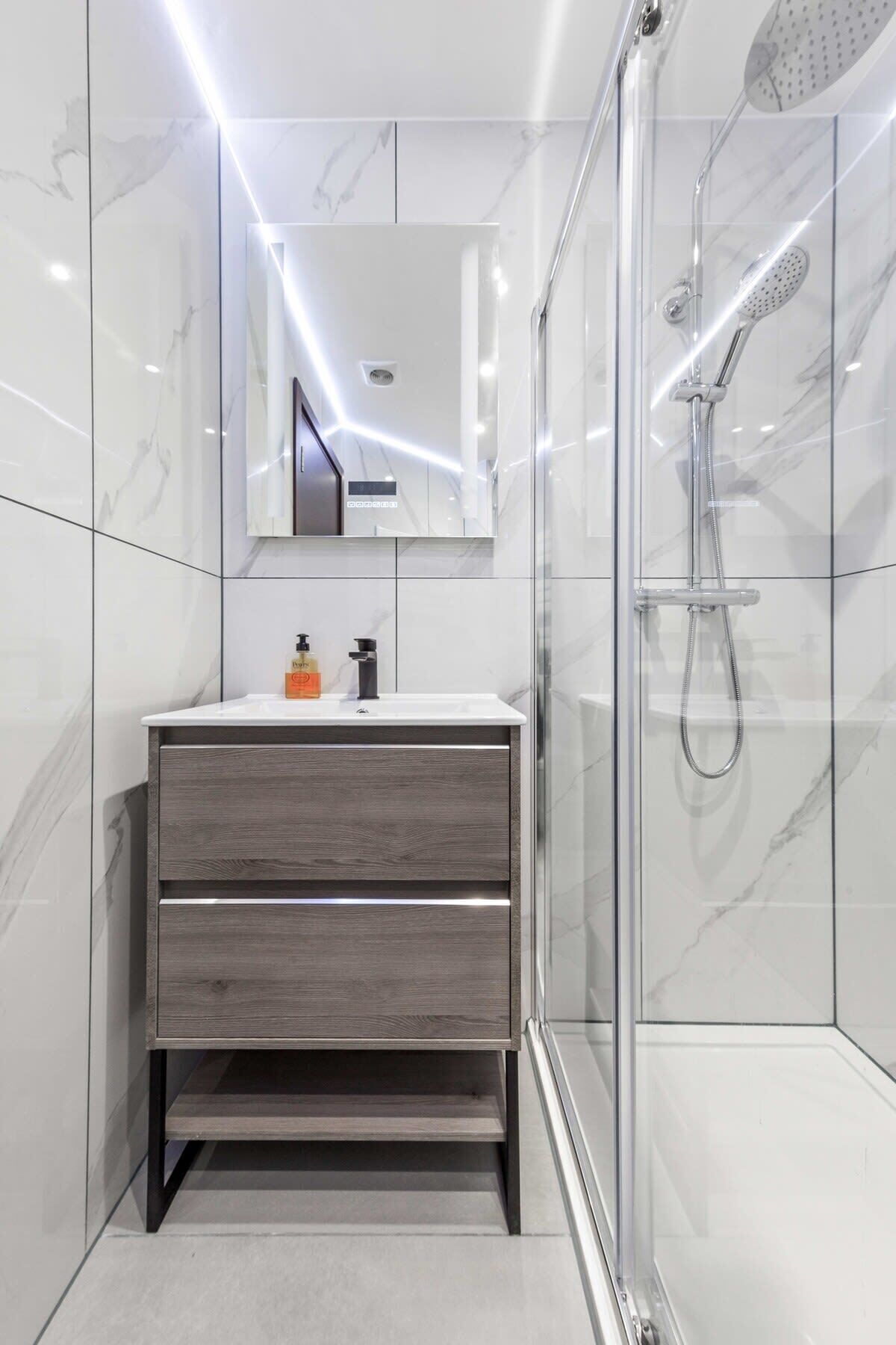 Dusj, hårføner, håndklær og sjampo