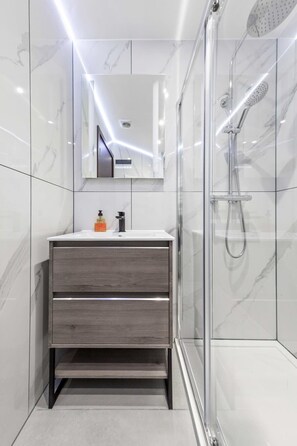 Douche, sĂšche-cheveux, serviettes fournies