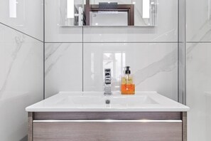 Suihku, hiustenkuivaaja, pyyhkeet