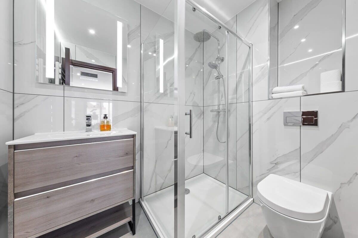 Dusj, hårføner, håndklær og sjampo