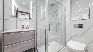 Dusj, hårføner, håndklær og sjampo