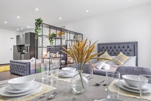 1 bedroom, iron/ironing board, WiFi, bed sheets - Luxury Sleeps 4 Studio Flat (Greater London)