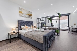1 bedroom, iron/ironing board, WiFi, bed sheets - Luxury Sleeps 4 Studio Flat (Greater London)
