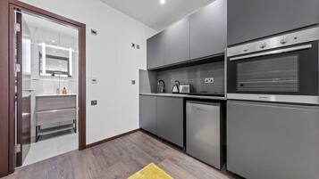 Kjøleskap, mikrobølgeovn, ovn og kokeplater