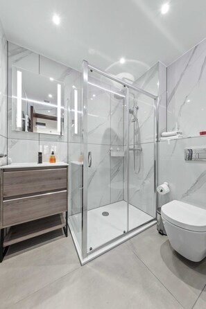 Dusche, Haartrockner, Handtücher