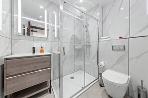 Shower, hair dryer, towels, shampoo