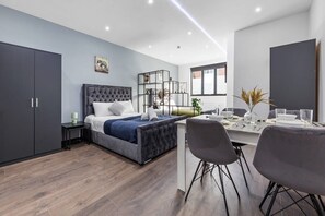 1 slaapkamer, een strijkplank/strijkijzer, wifi, beddengoed