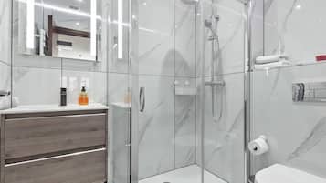 Dusj, hårføner, håndklær og sjampo