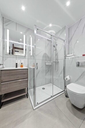 Shower, hair dryer, towels, shampoo