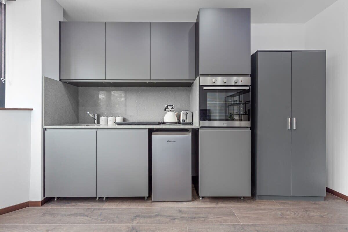 Kjøleskap, mikrobølgeovn, ovn og kokeplater