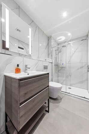 Shower, hair dryer, towels, shampoo