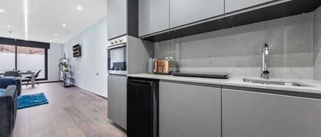 Kylskåp, mikrovågsugn, ugn och spishäll