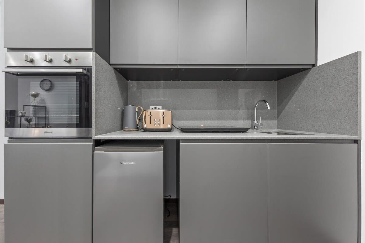 Kjøleskap, mikrobølgeovn, ovn og kokeplater