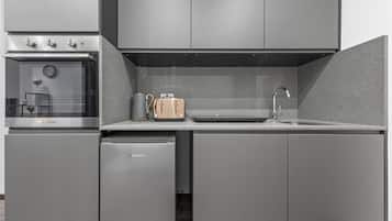 Kjøleskap, mikrobølgeovn, ovn og kokeplater