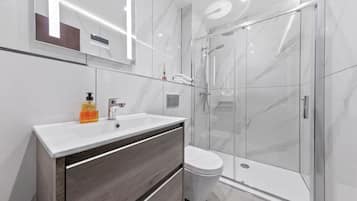 Dusj, hårføner, håndklær og sjampo