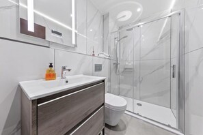 Douche, sèche-cheveux, serviettes fournies