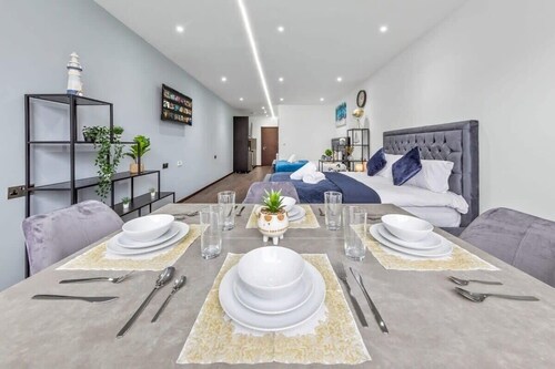 Modern Spacious Sleeps 4 Studio Golders Green